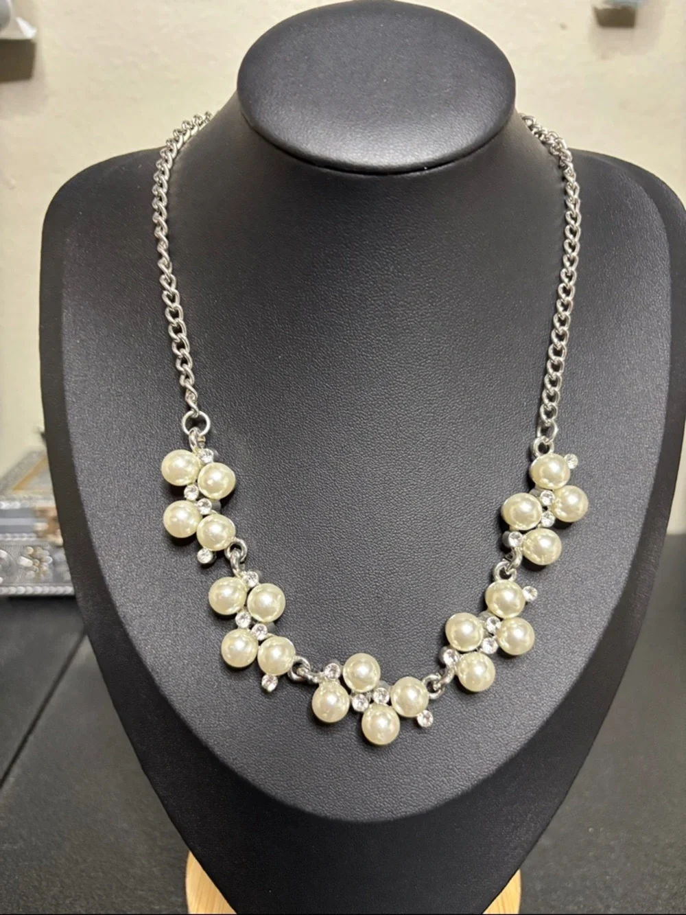 Faux Pearl & Rhinestone Cluster Station Elegant Silver Tone Necklace